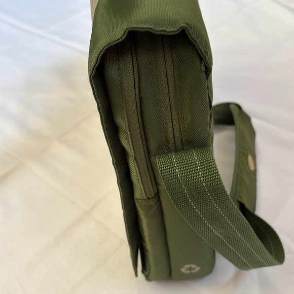 Carrying Case (Messenger) for 16.1" Notebook - Leaf Green Messenger Bag UNISEX - Picture 4 of 15